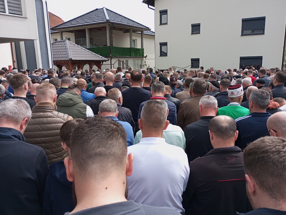 Hiljade ljudi na dženazi i posljednjem ispraćaju Amela Hamzića u Sapni (FOTO)