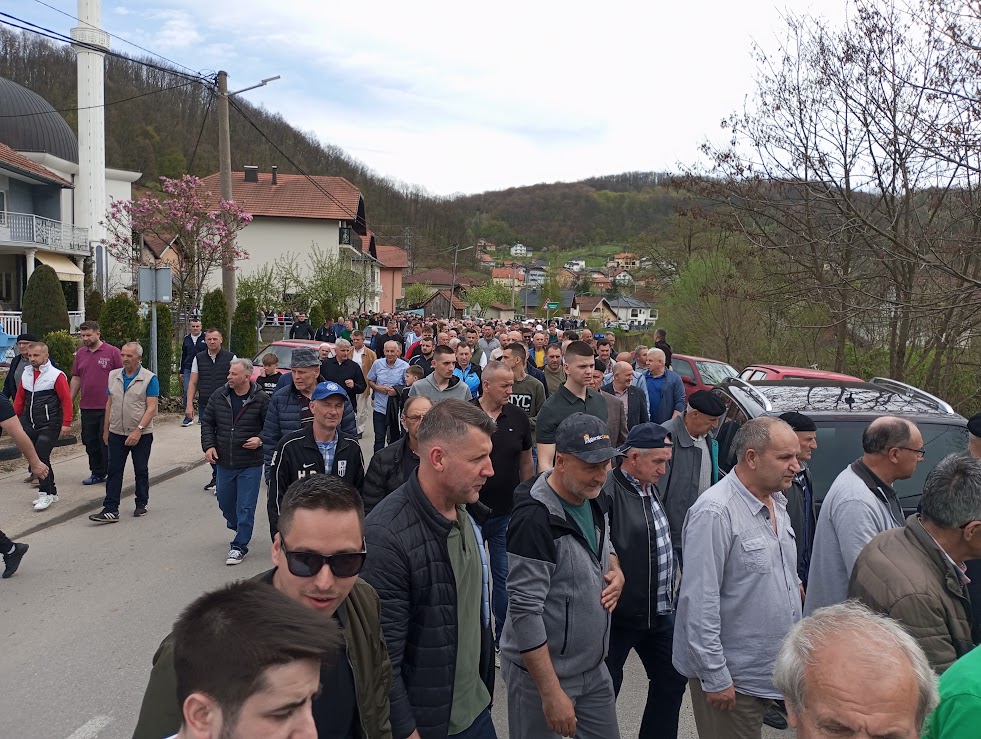 Hiljade ljudi na dženazi i posljednjem ispraćaju Amela Hamzića u Sapni (FOTO)