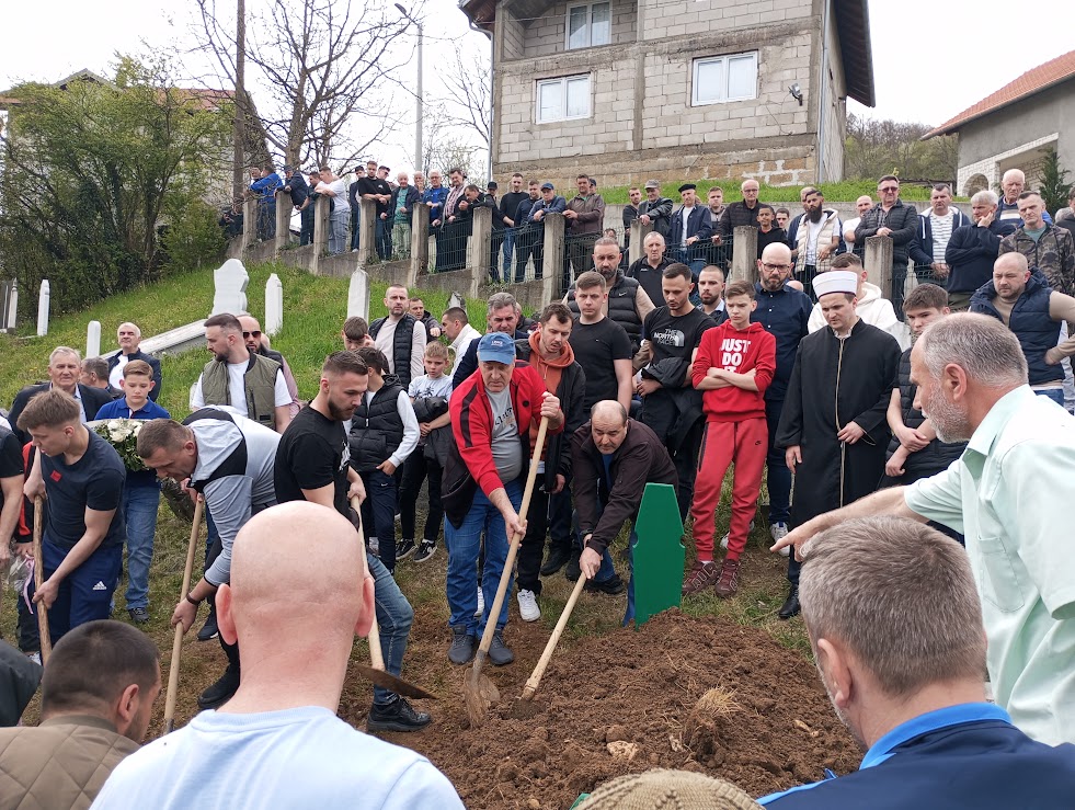 Hiljade ljudi na dženazi i posljednjem ispraćaju Amela Hamzića u Sapni (FOTO)