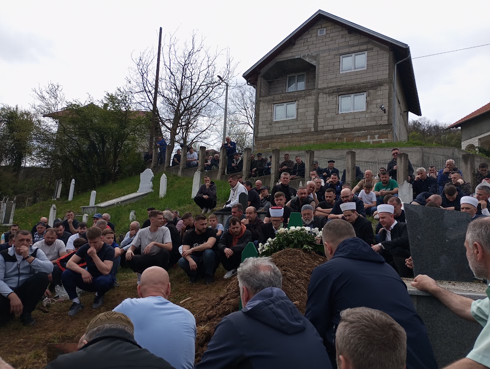 Hiljade ljudi na dženazi i posljednjem ispraćaju Amela Hamzića u Sapni (FOTO)