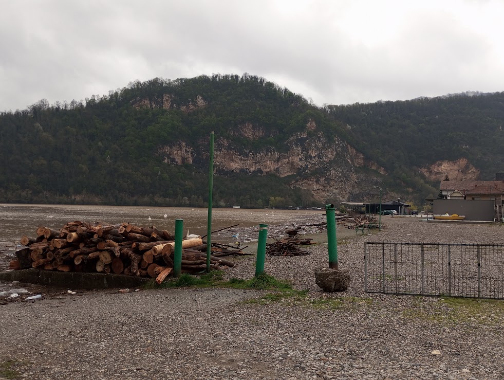Nakon posljednjih obilnih kiša u aprilu, Zvorničko jezero još jednom je izbacilo veliku količinu drvenog otpada poznatog kao “čalija”. Mještani Diviča, vjekovima vezani za rijeku i njene darove, ponovo su izašli na vodu kako bi prikupili korisno drvo koje koriste za ogrev i gradnju. Ova praksa, stara koliko i selo samo, dobila je novi značaj u vremenu energetske krize i ekoloških izazova. U nastavku donosimo priču o čaliji – daru prirode koji pomaže i ljudima i jezeru.