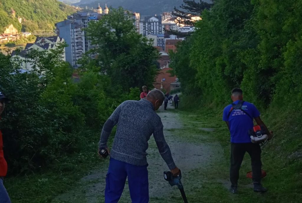 Zajedništvo na djelu: Stanovnici Bukovika očistili vratolomački put s kojeg se pruža najljepši pogled na Zvornik (FOTO)