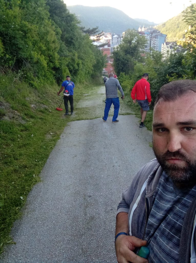 Zajedništvo na djelu: Stanovnici Bukovika očistili vratolomački put s kojeg se pruža najljepši pogled na Zvornik (FOTO)