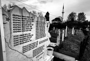 U mjestu Snagovo obilježena je 34. godišnjica jednog od najtežih zločina počinjenih nad civilnim stanovništvom ovog kraja, kada je na najmonstruozniji način ubijeno 36 nedužnih ljudi. Prema svjedočenjima i dostupnim podacima, žrtve su nakon strijeljanja dodatno oskrnavljene – njihova tijela su pomiješana sa gumama i raznim otpadom, a potom zapaljena. Upravo zbog takvog zločinačkog čina, za 21 žrtvu nikada nije bilo moguće izvršiti pojedinačnu identifikaciju, te su ukopani u zajednički mezar. Posebnu težinu ovom zločinu daje činjenica da je među ubijenima bila i najmlađa žrtva, Meliha Dogić, stara svega pet mjeseci. Porodice žrtava, preživjeli i mještani Snagova i okolnih mjesta i ove godine su se okupili kako bi odali počast stradalima, uz poruku da sjećanje na nevine žrtve ne smije izblijediti, ali i da istina mora ostati trajno zabilježena. Obilježavanje godišnjice proteklo je u dostojanstvenoj atmosferi, uz molitve i prisjećanje na stradale, kao i podsjećanje na važnost očuvanja mira i suživota. Video prilog o obilježavanju godišnjice biće emitovan na televiziji TV Podrinje. Foto: Podrinjemedia – Elmedin Bošnjak