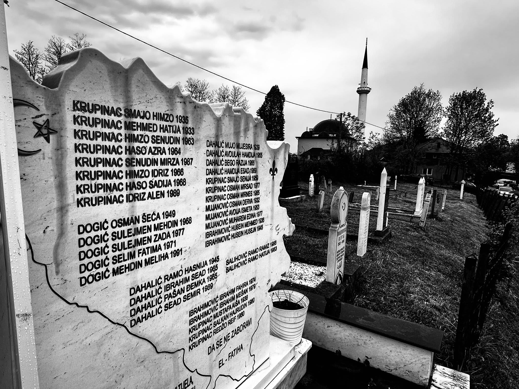 U mjestu Snagovo obilježena je 34. godišnjica jednog od najtežih zločina počinjenih nad civilnim stanovništvom ovog kraja, kada je na najmonstruozniji način ubijeno 36 nedužnih ljudi. Prema svjedočenjima i dostupnim podacima, žrtve su nakon strijeljanja dodatno oskrnavljene – njihova tijela su pomiješana sa gumama i raznim otpadom, a potom zapaljena. Upravo zbog takvog zločinačkog čina, za 21 žrtvu nikada nije bilo moguće izvršiti pojedinačnu identifikaciju, te su ukopani u zajednički mezar. Posebnu težinu ovom zločinu daje činjenica da je među ubijenima bila i najmlađa žrtva, Meliha Dogić, stara svega pet mjeseci. Porodice žrtava, preživjeli i mještani Snagova i okolnih mjesta i ove godine su se okupili kako bi odali počast stradalima, uz poruku da sjećanje na nevine žrtve ne smije izblijediti, ali i da istina mora ostati trajno zabilježena. Obilježavanje godišnjice proteklo je u dostojanstvenoj atmosferi, uz molitve i prisjećanje na stradale, kao i podsjećanje na važnost očuvanja mira i suživota. Video prilog o obilježavanju godišnjice biće emitovan na televiziji TV Podrinje. Foto: Podrinjemedia – Elmedin Bošnjak